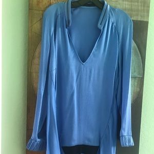 V-neck Long sleeves w/ banded cut- Dart bust - Zipper detail on neck 

100% silk